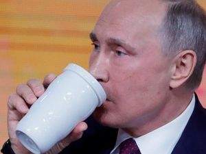  كوب الرئيس فلاديمير بوتين الأسطوري يعود إلى الواجهة!