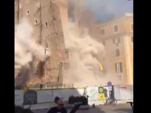 انهيار جزئي لبرج تاريخي في روما وإصابة عاملين