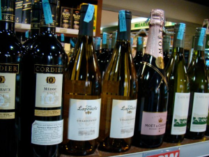 السعودية تخطط لافتتاح متجرين جديدين لبيع المشروبات الكحولية