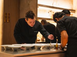 بإشراف الشيف سليمان حداد  منار أبوظبي يُطلق تجربة الطهي الأولى من نوعها في منطقة الشرق الأوسط "وي آر أونا" من الإمارة