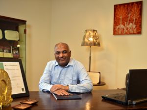 أستاذ بالجامعة الأمريكية بالقاهرة يشارك في تحرير دراسة عالمية تتناول المناخ وحوكمة المدن في الدول النامية