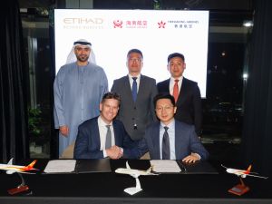 الاتحاد للطيران وخطوط هونغ كونغ الجوية تطلقان شراكتهما بالرمز وتوقعان على اتفاقية متبادلة لبرنامج الولاء