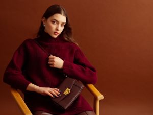 لماذا ينجح تنسيق الأخضر الزيتوني مع البورغندي؟