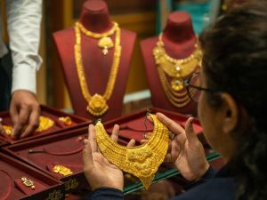 الذهب يرتفع مع تحول التركيز إلى بيانات الوظائف الأمريكية