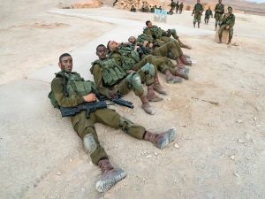 تحقيق عسكري داخلي بعد شجار عنيف بين جنود إسرائيليين