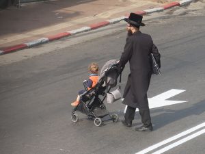 ر يهودي "متدين " " ملتزم" يسرق العملات من نافورة