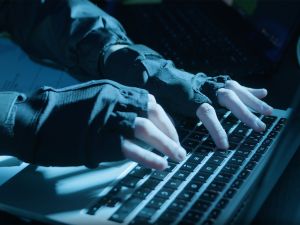 فرنسا .. سجن 3 أشخاص بتهمة التجسس لصالح روسيا