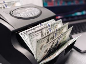 مصادر: تحويلات المصريين بالخارج وتراجع الفائدة على الجنيه عززا المدخرات بالعملات الأجنبية