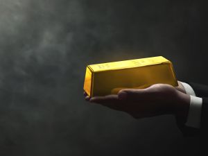 تراجع طفيف في أسعار الذهب مع ارتفاع الدولار