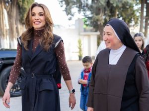 الملكة رانيا تخطف الأنظار بإطلالة ترانشكوت راقية في زيارة خيرية بعمان