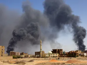 الدخان يتصاعد فوق المباني في أعقاب قصف جوي خلال اشتباكات بين قوات الدعم السريع شبه العسكرية والجيش السوداني في الخرطوم بصورة من أرشيف رويترز