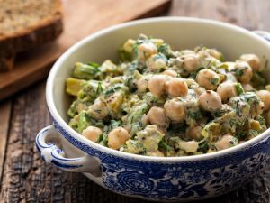 سلطة الحمص بالأفوكادو الكريمية 