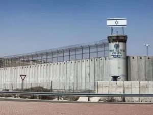تنكيل جماعي بأسرى فلسطينيين في سجن رامون الإسرائيلي