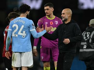 غوارديولا يوجه مانشستر سيتي لتأمين مستقبل أحد أفضل نجوم الدوري الإنجليزي