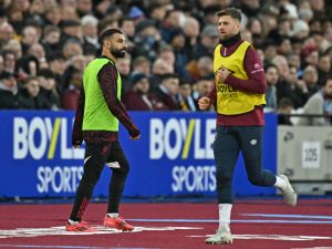 أسطورة إنجلترا يدعم قرار إجلاس نجم ليفربول على الدكة