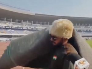 ميسي بـ100 دولار… وسجادة مجانية!