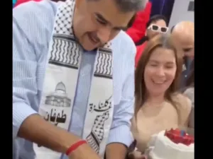 مادورو يحتفل بعيد ميلاده بكوفية فلسطينية
