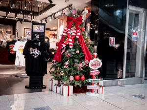 أجواء موسم الأعياد تحلق في مطار دبي الدولي مع تجربة تنبض بالبهجة لمسافري الشتاء