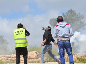 57 انتهاكًا إسرائيليًا ضد الصحفيين الفلسطينيين في نوفمبر