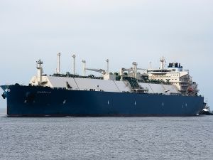 احتجاز 18 من أفراد طاقم الناقلة الأجنبية