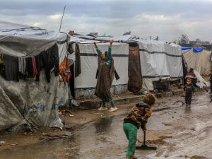 غزة: الدفاع المدني يتلقى آلاف المناشدات بسبب غرق خيام النازحين