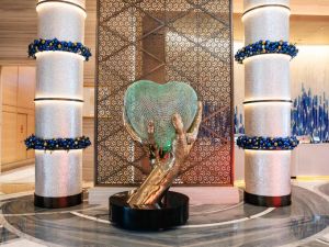 فندق ريكسوس مارينا أبوظبي يعرض منحوتةً فنية للفنان العالمي لورينزو كوين 