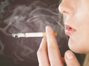تفسير حلم شرب السجائر في المنام للعزباء والمتزوجة