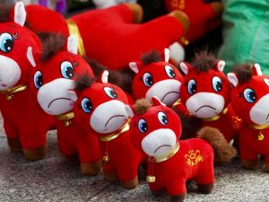 دمية "الحصان الباكي" تخطف الأنظار في الصين وتتحول إلى ترند عصري