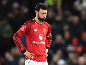 فيرنانديز يحدد موقفه من الرحيل عن مانشستر يونايتد في يناير