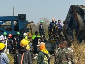 Video: Crane falls on a train, killing at least 22 in Thailand 