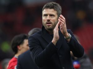 كاريك يطالب لاعبي مانشستر يونايتد بالحفاظ على التواضع