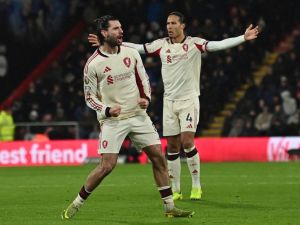 ليفربول يسقط بثلاثية أمام بورنموث وفان دايك غاضب من قرارات الحكم