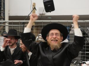 ظن الحاخام إلهًا.. فتلقى درسًا مؤخرًا من مساعده