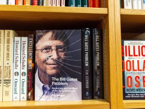 3 موظفين فقط في المؤسسة بينهم فرينش غيتس كمدير