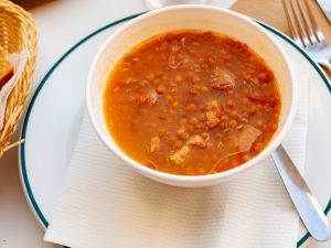 شوربة الطماطم والعدس الطازجة