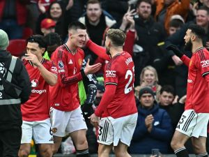 كاريك يشيد بثنائي يونايتد الشاب بعد الفوز الدرامي على فولهام