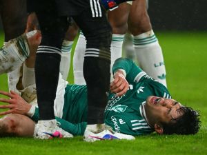 سلوت يقر بخطورة إصابة إندو بعد مواجهة سندرلاند