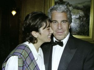 ماكسويل: لن أفصح عن الملفات قبل عفو ترامب 