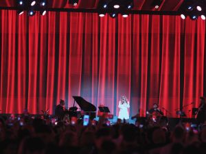 لارا فابيان تُبهر الجماهير في أمسية يوم حب استثنائية في فندق ريكسوس راداميس شرم الشيخ