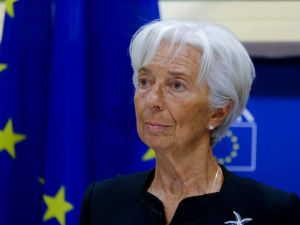 تظهر في الصورة رئيسة البنك المركزي الأوروبي كريستين لاجارد أثناء مشاركتها في جلسة استماع للجنة الشؤون الاقتصادية والنقدية في البرلمان الأوروبي