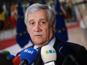 وزير الخارجية الإيطالي أنطونيو تاياني يتحدث إلى الصحافة بعد اجتماع وزراء خارجية الاتحاد الأوروبي في بروكسل، بلجيكا، بتاريخ 19 فبراير 2024.