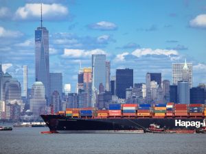 نيويورك، الولايات المتحدة - 27 مارس 2025: سفينة حاويات كبيرة محمَّلة بمنتجات واردة تدخل