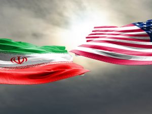 علم الولايات المتحدة وعلم إيران على خلفية دخان