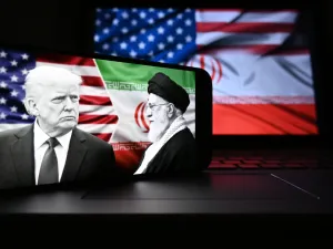 الجيش الإيراني يستهزئ بالقواعد الامريكية 