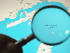 22 يونيو 2025: مضيق هرمز على خريطة رقمية. الموقع الاستراتيجي لإيران. مسار شحن نفطي ذو أهمية جيوسياسية.