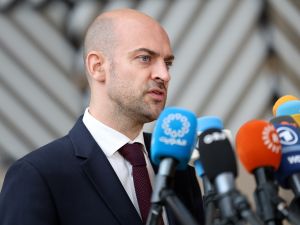 وزير الخارجية الفرنسي جان نويل بارو يصل لحضور اجتماع في الاتحاد الأوروبي…