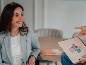 أفكار تنسيق البليزر في أجواء متقلبة… أناقة ودفء للمرأة العاملة