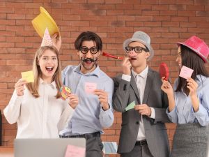 أفكار مقالب كذبة نيسان خفيفة ومضحكة تناسب جو العمل