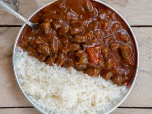 طريقة تحضير البامية باللحمة مع الأرز الأبيض