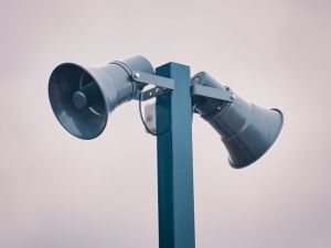 تفسير حلم سماع صفارات الإنذار في المنام